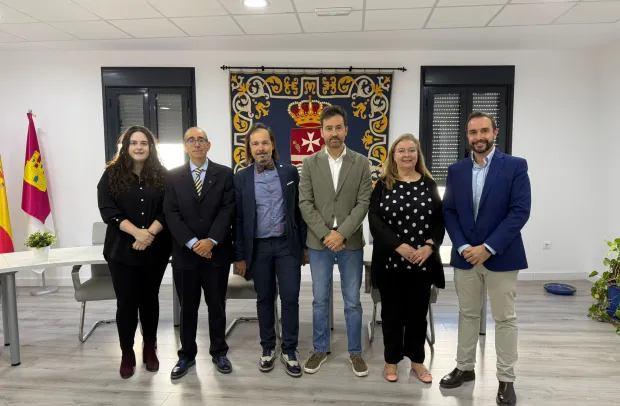 El Gobierno de Castilla-La Mancha ha animado a las familias de la región a solicitar las ayudas Reto-D para cursar estudios postobligatorios que tienen como objetivo fijar población en zonas rurales.  Así se ha puesto de manifiesto durante la celebración de la X Semana Universitaria y Cervantina: ´Calidad de vida y turismo sostenible en territorios de baja densidad de población´ a la que han asistido el comisionado del Reto Demográfico, Jesús Alique y el director general de Universidades, Investigación e In