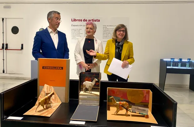 La delegada de la Junta, Rosa María García, inaugura la exposición 'Libros de artista'