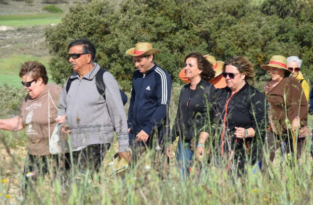 La delegada provincial de Bienestar Social, Susana Zomeño, el presidente de la Diputación Provincial de Cuenca, Álvaro Martínez Chana, y la diputada de Servicios Sociales, Eva García, han participado en esta primera ruta en Almonacid del Marquesado.