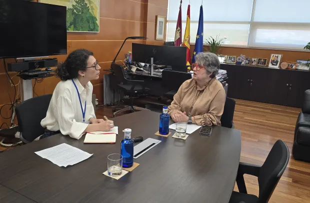 Reunión entre la consejera de Desarrollo Sostenible, Mercedes Gómez, y Roberta Perna, investigadora en el Instituto de Políticas y Bienes Públicos del CSIC