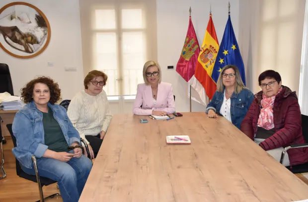 La delegada de la Junta en Cuenca, Marian López, se ha reunido con la nueva Asociación la Fuente del Abanico.