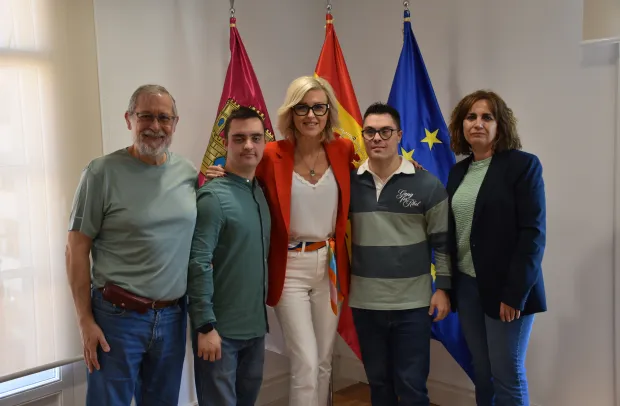 La delegada de la Junta en Cuenca, Marian López, y la delegada provincial de Bienestar Social, Susana Zomeño, han recibido hoy a ambos junto al presidente de ADOCU, Carlos Vicente Cuesta, y sus familiares, para trasladarles personalmente la enhorabuena por este reconocimiento.