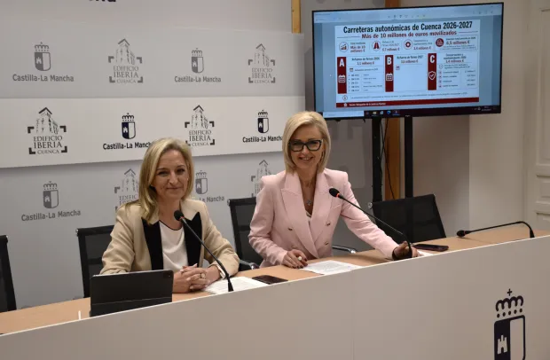 La delegada de la Junta, Marian López, y responsable de Fomento, Ana Ponce, han presentado la planificación de actuaciones de refuerzo de firmes y conservación en la red autonómica de carreteras de la provincia para 2026 y 2027
