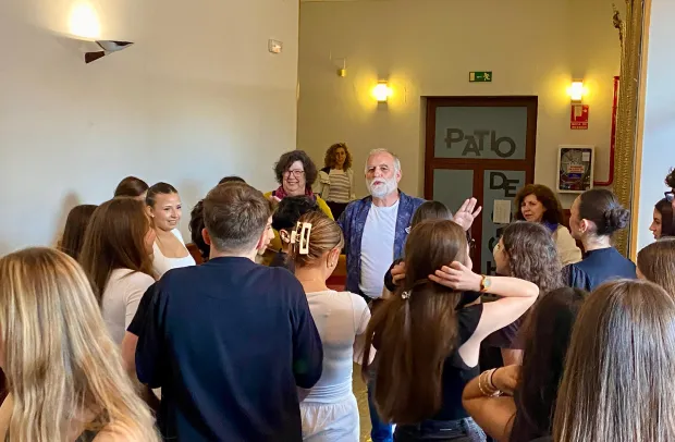 El delegado de Educación, Cultura y Deporte anima a los participantes en la XXIX edición "El Teatro viene de la Escuela"