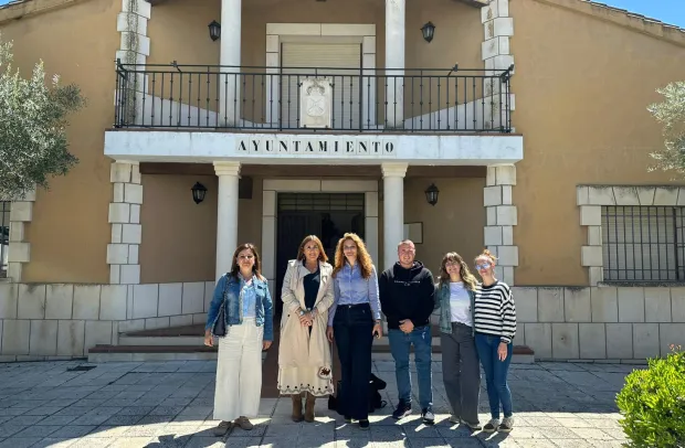 La delegada de Economía, Empresas y Empleo ha visitado el municipio de Fuencemillán, uno de los 16 ayuntamientos de la provincia beneficiados por el programa Horizonte Empleo