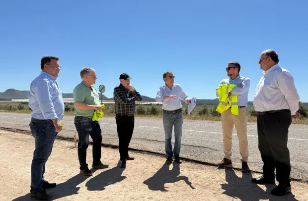 Julián Martínez Lizán en la mejora de la carretera CM-3262