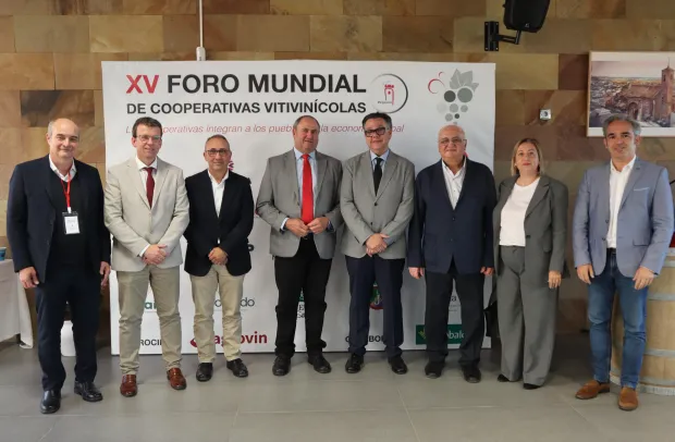 El Gobierno regional aboga por que el cooperativismo vitivinícola mundial siga colaborando para impulsar el mercado global del vino