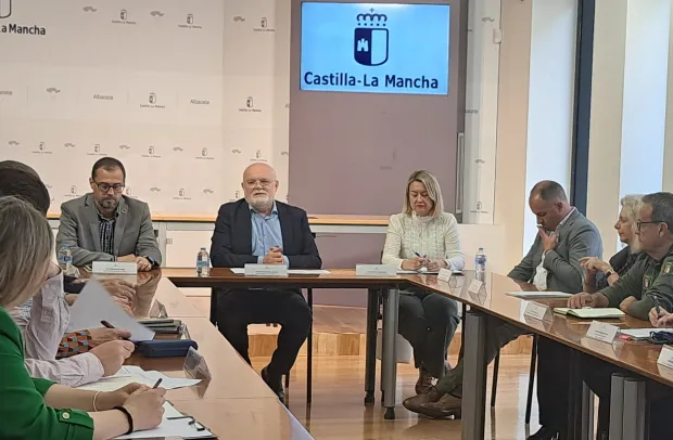 El delegado de la Junta en Albacete, Pedro Antonio Ruiz Santos, el viceconsejero de Medio Ambiente, Pepe Almodóvar, y la delegada provincial de Desarrollo Sostenible, Llanos Valero, han presidido la primera Mesa provincial del Conejo de Monte en Albacete.