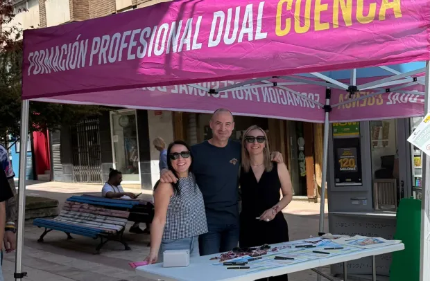 El director general de Formación Profesional, José Rodrigo Cerrillo, ha visitado el punto informativo instalado hoy en la calle Carretería por la Delegación Provincial de Educación, Cultura y Deportes, a través del Servicio de Formación Profesional