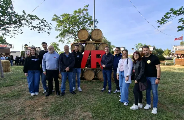 El delegado de la Junta en Albacete ha visitado el puesto de la Guardia Civil en el festival Viñarock