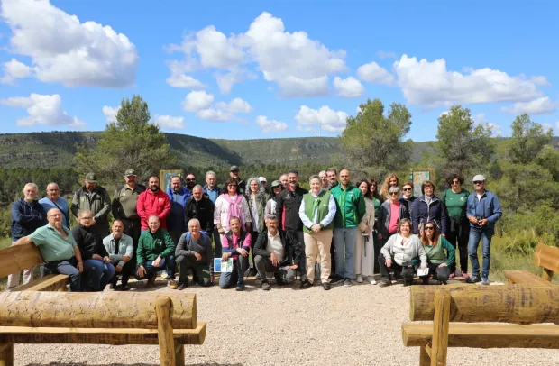 El delegado provincial de Desarrollo Sostenible, José Ignacio Benito, ha inaugurado el PR-CU 120 “Víllora-Las Chorreras” junto al alcalde del municipio, José Ramón Ubiedo, y el delegado institucional de Iberdrola en Castilla-La Mancha, Óscar Narros