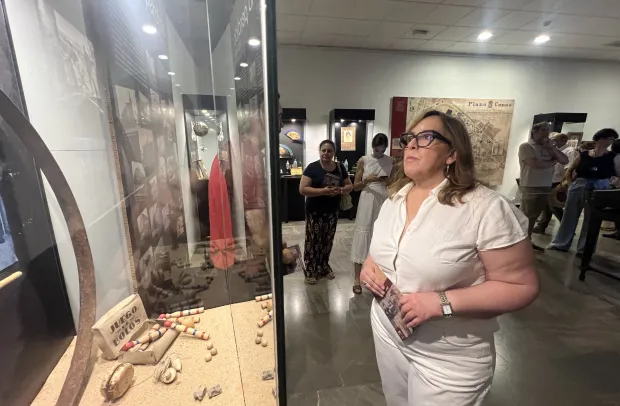Carmen Teresa Olmedo visitando la exposición