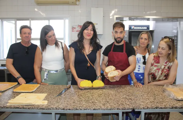 Blanca Fernández felicita al maestro panadero Alberto Navas por haber sido acreditado como uno de los 50 mejores panaderos de España