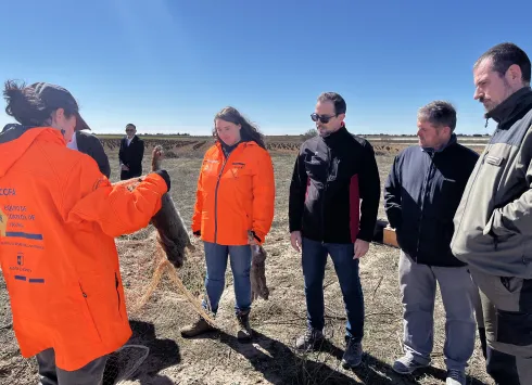 El viceconsejero de Medio Ambiente ha presentado los nuevos equipos de control de fauna para hacer frente a la plaga de conejos
