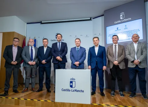 Firma del convenio para la construcción de un campo de fútbol en Albacete
