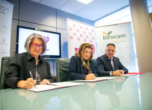 La consejera de Desarrollo Sostenible, Mercedes Gómez, ha firmado un convenio de colaboración con la directora general del Ente Público Radiotelevisión de Castilla-La Mancha (CMMedia), Carmen Amores, y el gerente de Geacam, Miguel Peña, para divulgar, educar y promover información en materia de prevención de incendios forestales a través de un nuevo espacio divulgativo en la Radio pública. (Fotos: A. Pérez Herrera // JCCM)