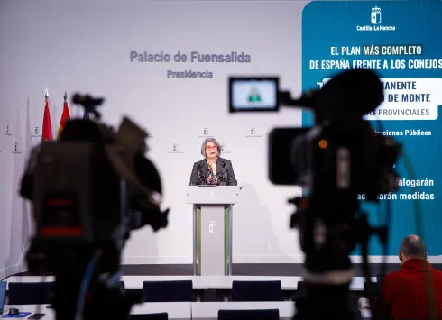 La consejera de Desarrollo Sostenible, Mercedes Gómez, informa sobre el Plan de acción frente a la sobrepoblación de conejo de monte. (Fotos: D. Esteban González // JCCM)