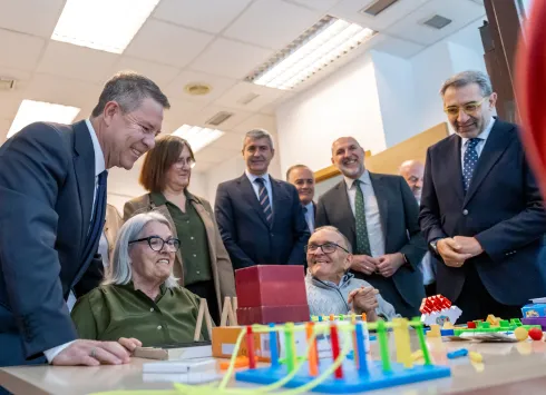 El presidente de Castilla-La Mancha, Emiliano García-Page en el encuentro con representantes de la Asociación Daño Cerebral Castilla-La Mancha en Talavera de la Reina, junto con el Consejero de Sanidad, Jesús Fernández Sanz