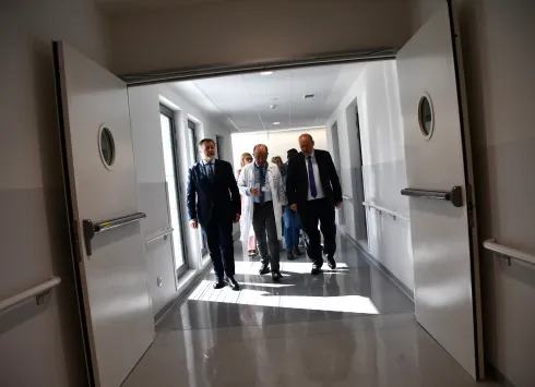 El vicepresidente primero, José Luis Martínez Guijarro, visita el Hospital Universitario de Cuenca