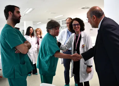 El vicepresidente primero del Gobierno regional, José Luis Martínez Guijarro, ha destacado que con la puesta en marcha de la Unidad de ‘Cirugía Plástica Estética y Reparadora’ en el Hospital Universitario de Cuenca (HUCU) se sigue incrementando la cartera de servicios de este nuevo hospital cuya apertura ha supuesto “un salto de gigante en la atención sanitaria de la provincia”.