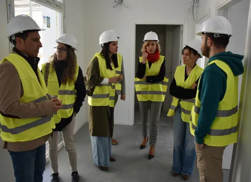 La delegada de la Junta en Cuenca, Marian López,  ha visitado las obras del nuevo consultorio médico de la localidad, junto al presidente de la Diputación Provincial de Cuenca, Álvaro Martínez Chana, y la alcaldesa, Johana León.