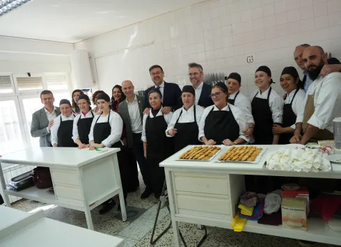 El consejero de Educación, Cultura y Deportes, Amador Pastor, ha visitado hoy el CEPA ´Altomira´ en la localidad conquense de Tarancón