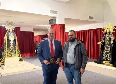 El consejero de Agricultura, Ganadería y Desarrollo Rural, Julián Martínez Lizán, ha visitado hoy en el Museo de la Semana Santa de Hellín.