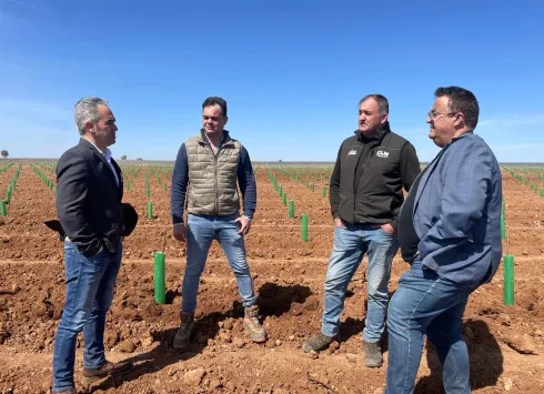 El delegado provincial de Agricultura, Ganadería y Desarrollo Rural, Rodrigo Fernández, visita la explotación de un joven agricultor de Villamayor de Santiago, Jesús Castillo