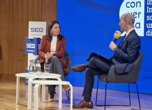 El Gobierno de Castilla-La Mancha ha reivindicado esta tarde en Guadalajara la importancia de contar con una red pública cercana, rápida y flexible para dar respuesta a las distintas realidades sociales de la provincia, durante la participación de la consejera de Bienestar Social, Bárbara García Torijano, en el foro ‘Guadalajara Inclusiva: innovación social para una vida digna’, organizado por SER Guadalajara en la sede de la Fundación Ibercaja en la capital alcarreña y dentro del ciclo ‘Guadalajara Convers