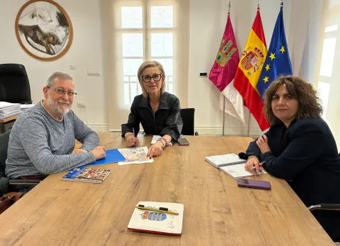 La delegada de la Junta, Marian López, se reunión con el presidente de ADOCU, Carlos Vicente Cuesta, y la delegada provincial de Bienestar Social, Susana Zomeño.
