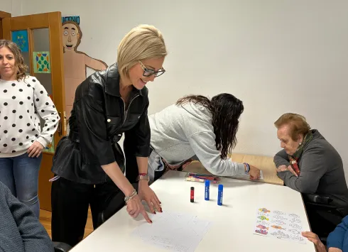 La delegada de la Junta en Cuenca, Marian López, y la delegada provincial de Bienestar Social, Susana Zomeño, han visitado la sede de la Asociación de Familiares y Enfermos de Alzheimer de Cuenca (AFYEDALCU)