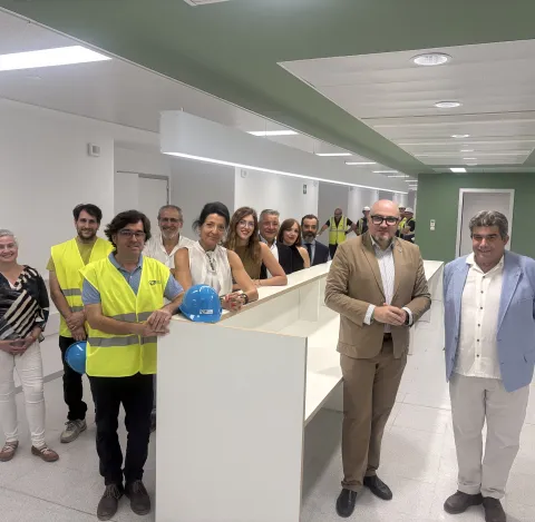 Comienza la preparación de los espacios La Gerencia de Atención Integrada de Puertollano recepciona la primera fase de obras del nuevo Hospital Universitario de Puertollano 	La primera entrega de las obras comprende las plantas 2 y 3 de Hospitalización, la zona de Consultas Externas y las dependencias de Admisión y Gerencia. Se inicia ahora una nueva fase centrada en la limpieza y acondicionamiento de los espacios para preparar su posterior dotación de mobiliario. 	Con la entrega progresiva de las distint