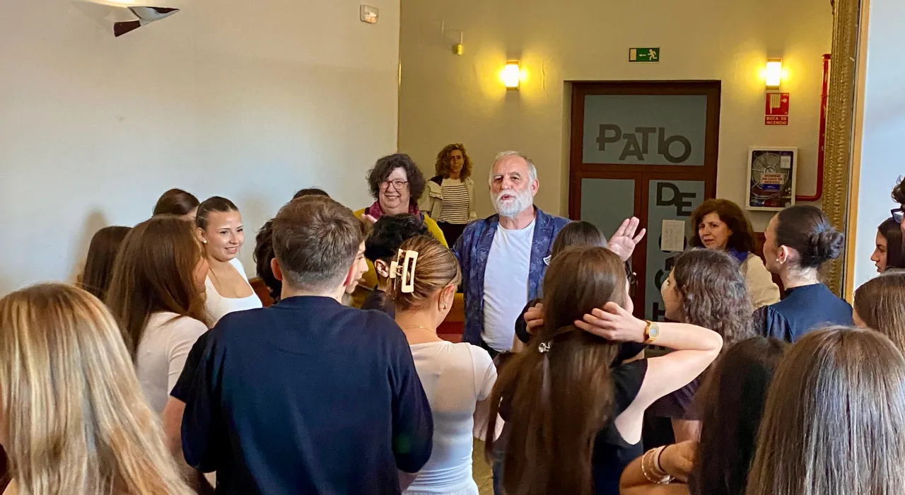 El delegado de Educación, Cultura y Deporte anima a los participantes en la XXIX edición "El Teatro viene de la Escuela"
