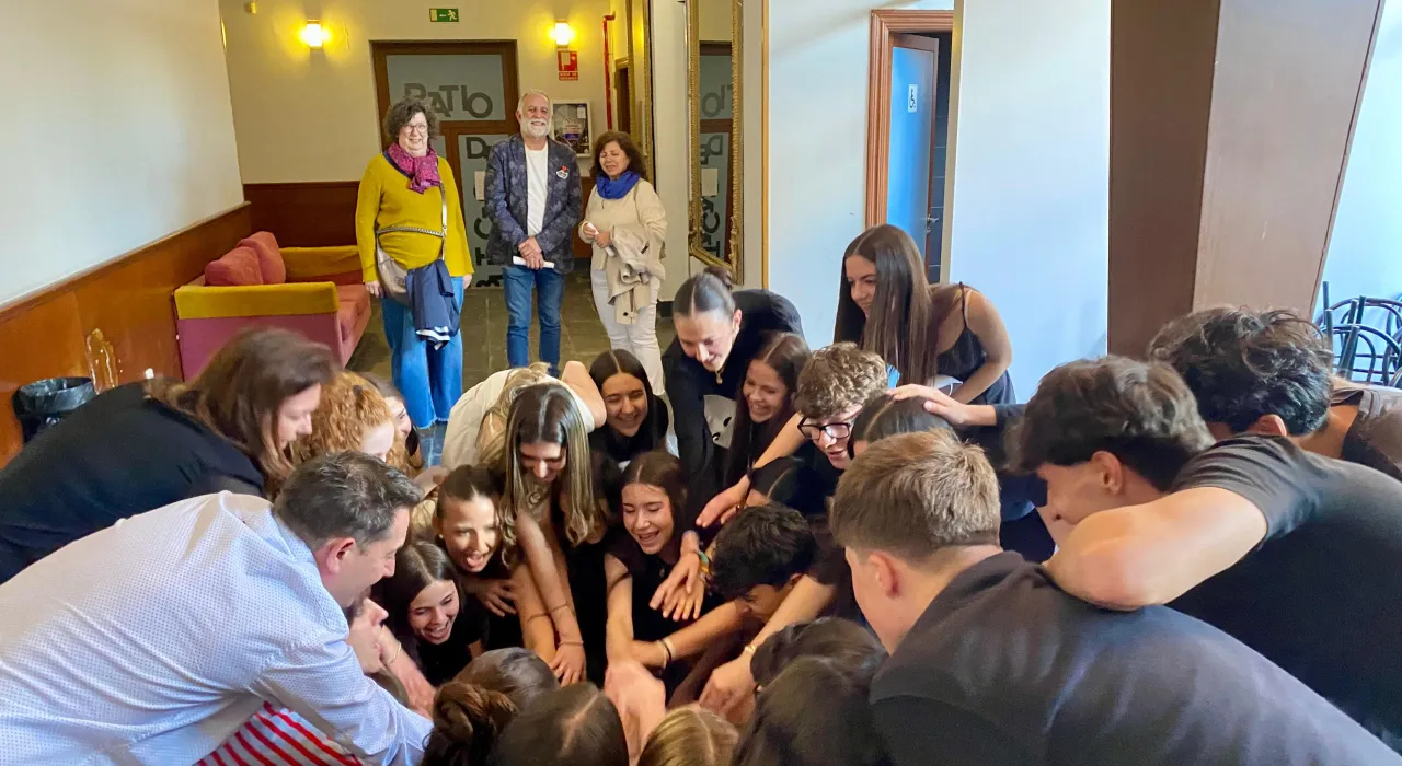 Los alumnos y alumnas del IES San Isidro se preparan para inaugurar la XXIX muestra escolar "El Teatro viene de la Escuela"