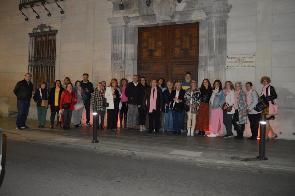 Imagen del artículo El Gobierno de Castilla-La Mancha visibiliza la destacada labor que realiza AMUMA con la iluminación en rosa del emblemático Palacio de Medrano