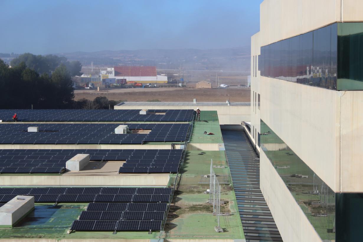 Image 0 of article El Gobierno de Castilla-La Mancha sigue implementando las energías limpias con una instalación solar fotovoltaica en el Hospital de Almansa