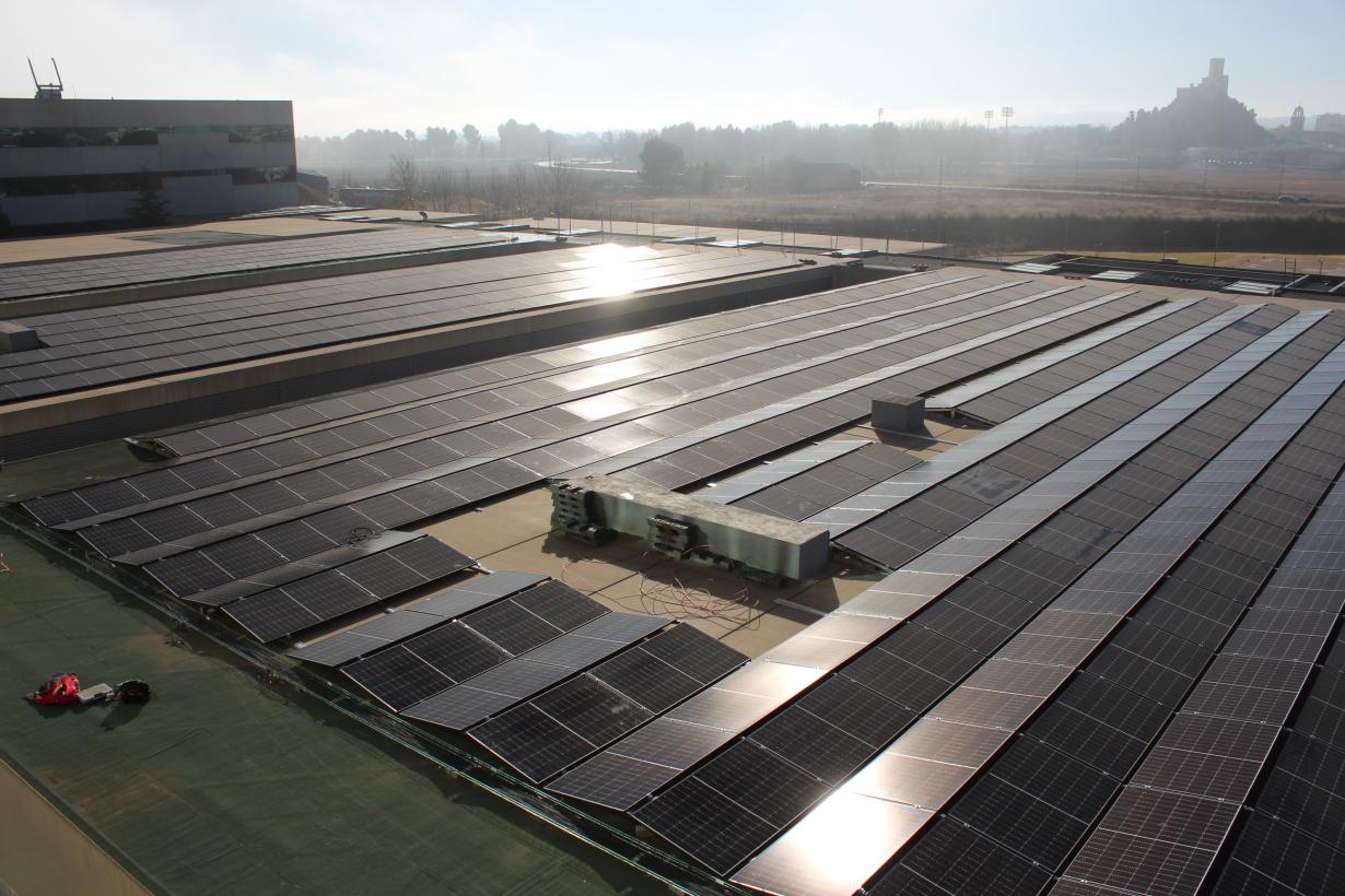 Image 1 of article El Gobierno de Castilla-La Mancha sigue implementando las energías limpias con una instalación solar fotovoltaica en el Hospital de Almansa