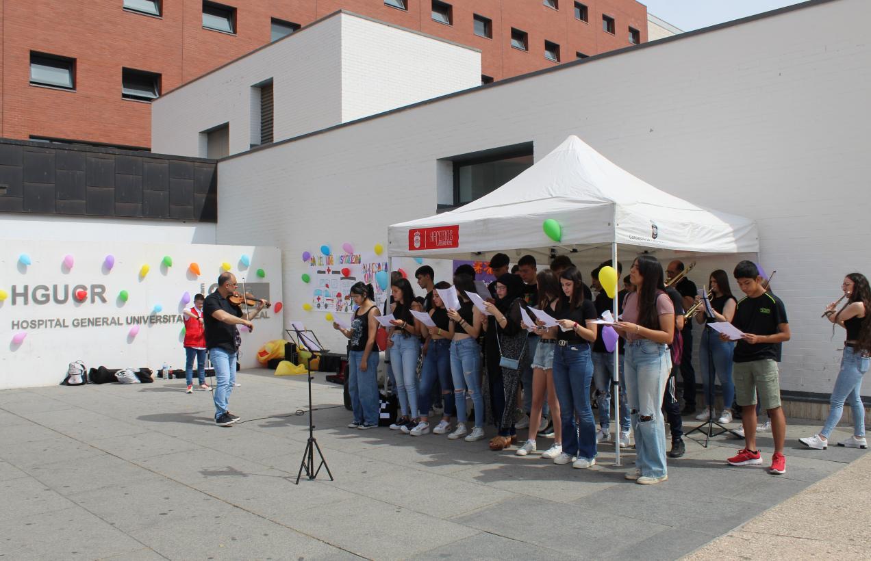 Image 2 of article El Hospital General Universitario de Ciudad Real conmemora con música y la lectura de un manifiesto el Día Nacional del Niño Hospitalizado