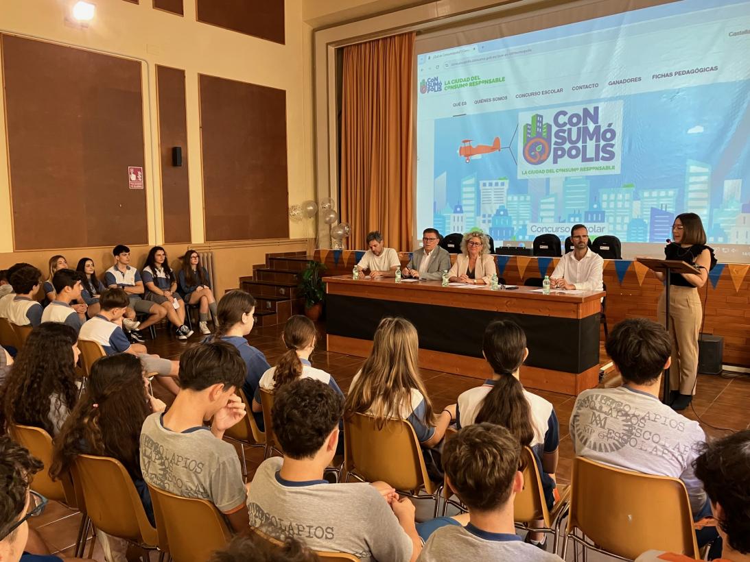 Imagen del artículo Estudiantes de 3º de la ESO del Colegio Escuelas Pías de Albacete, ganadores de la fase regional del Concurso Consumópolis