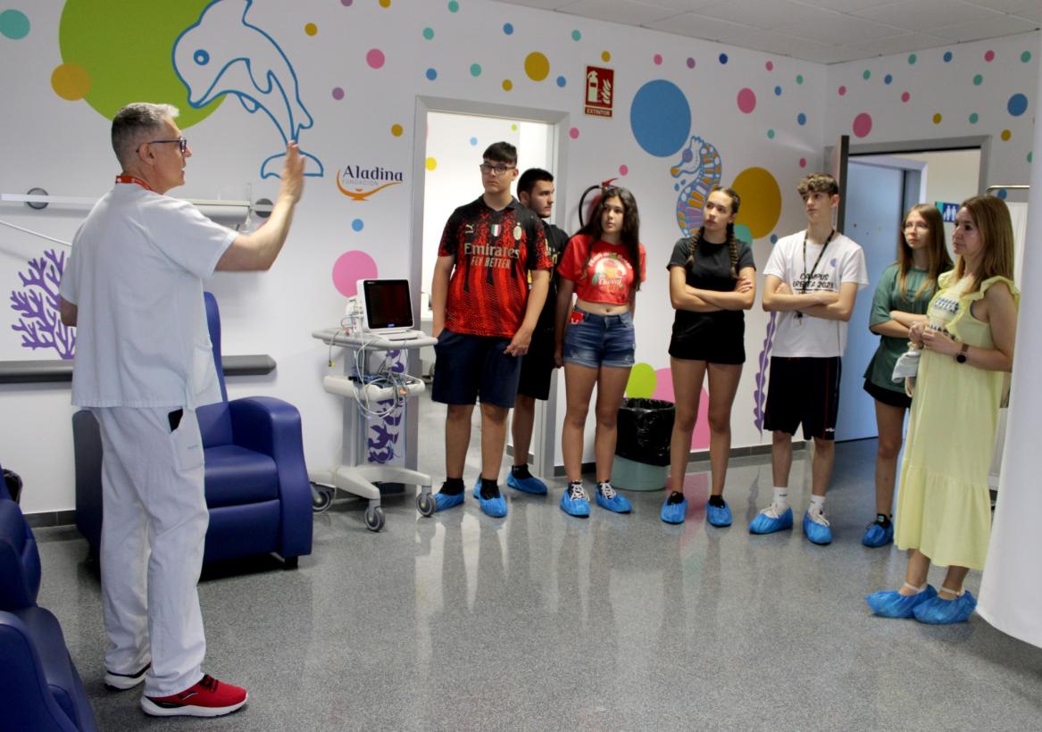 Imagen del artículo Estudiantes del IES Alto Guadiana exploran el ámbito sanitario en el Hospital General de Tomelloso