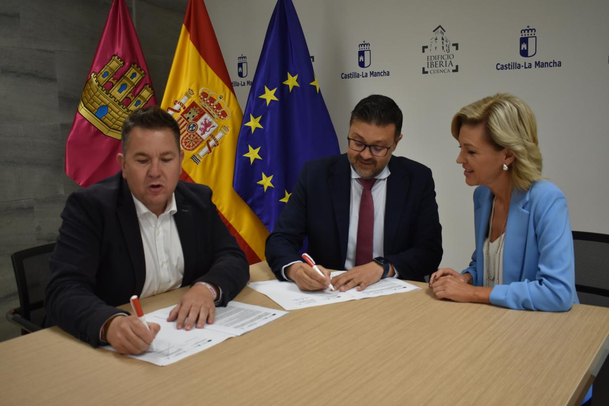 Imagen del artículo El Gobierno regional y el Ayuntamiento de Almodóvar del Pinar firman el convenio para la puesta en marcha de la nueva escuela infantil