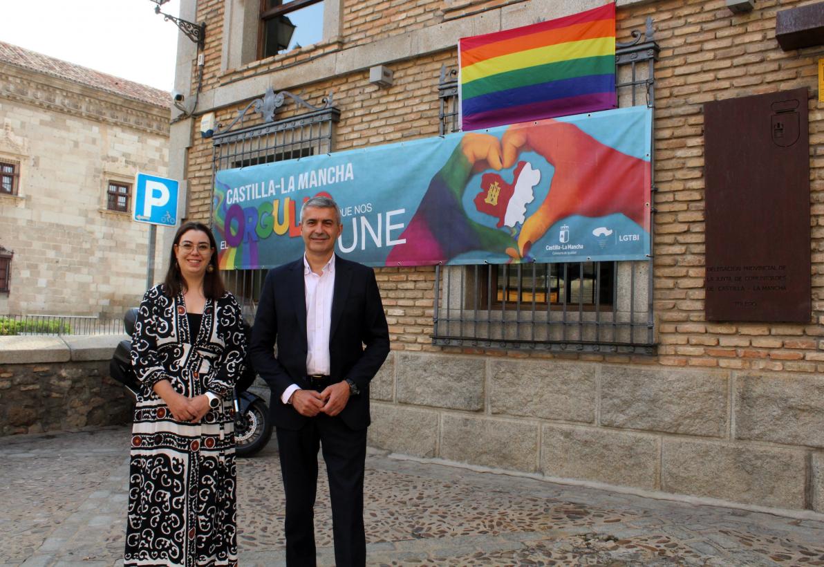 Imagen del artículo La Delegación de la Junta en Toledo luce la bandera arcoíris y la pancarta institucional del 28 de junio