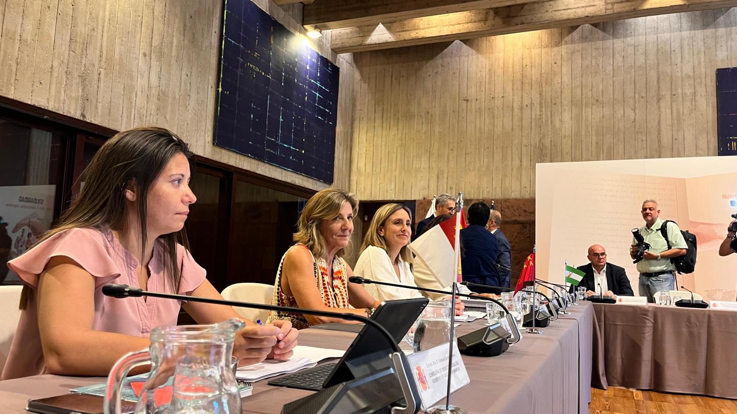 Image 3 of article El Gobierno de Castilla-La Mancha ratifica el acuerdo de colaboración para la protección y acogida de menores no acompañados en nuestro territorio