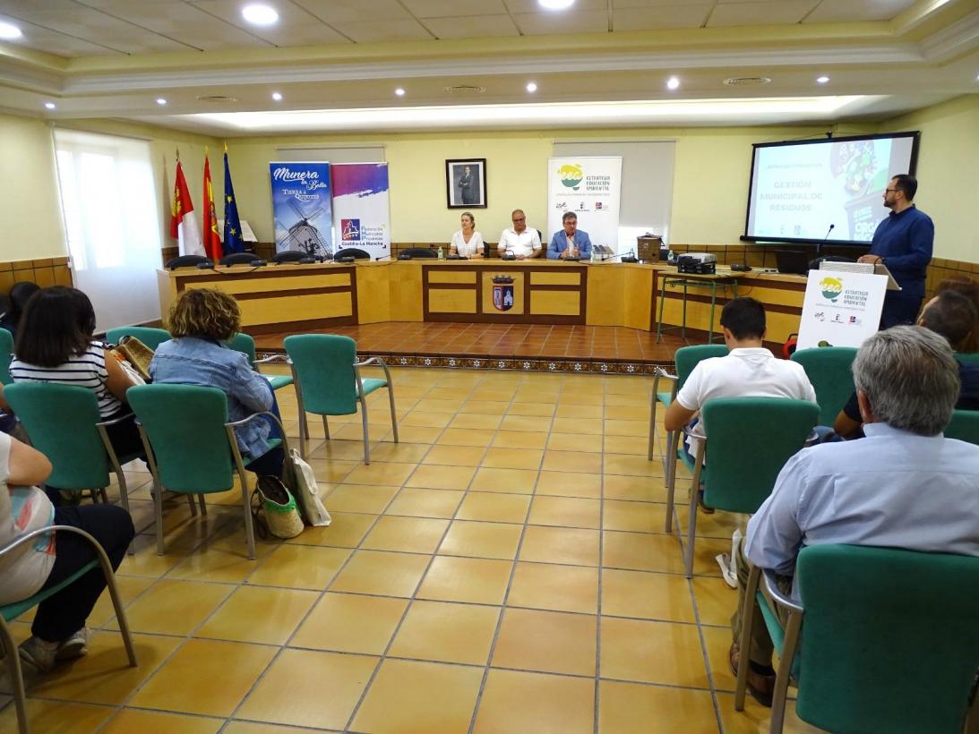 Image 2 of article La delegada provincial de Desarrollo Sostenible participa en una jornada informativa sobre el contenedor marrón