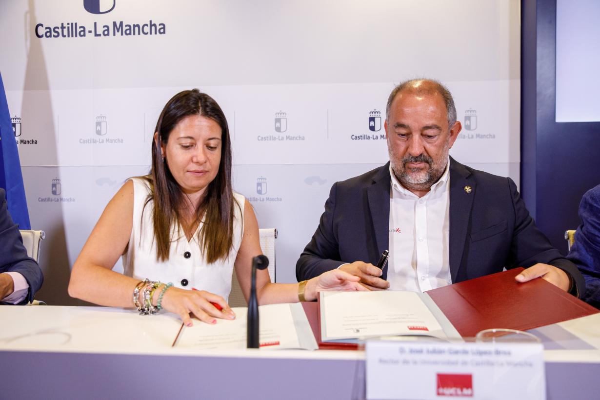 Image 1 of article El Gobierno de Castilla-La Mancha y la UCLM firman un convenio de colaboración para desarrollar programas de investigación en el ámbito de la dependencia