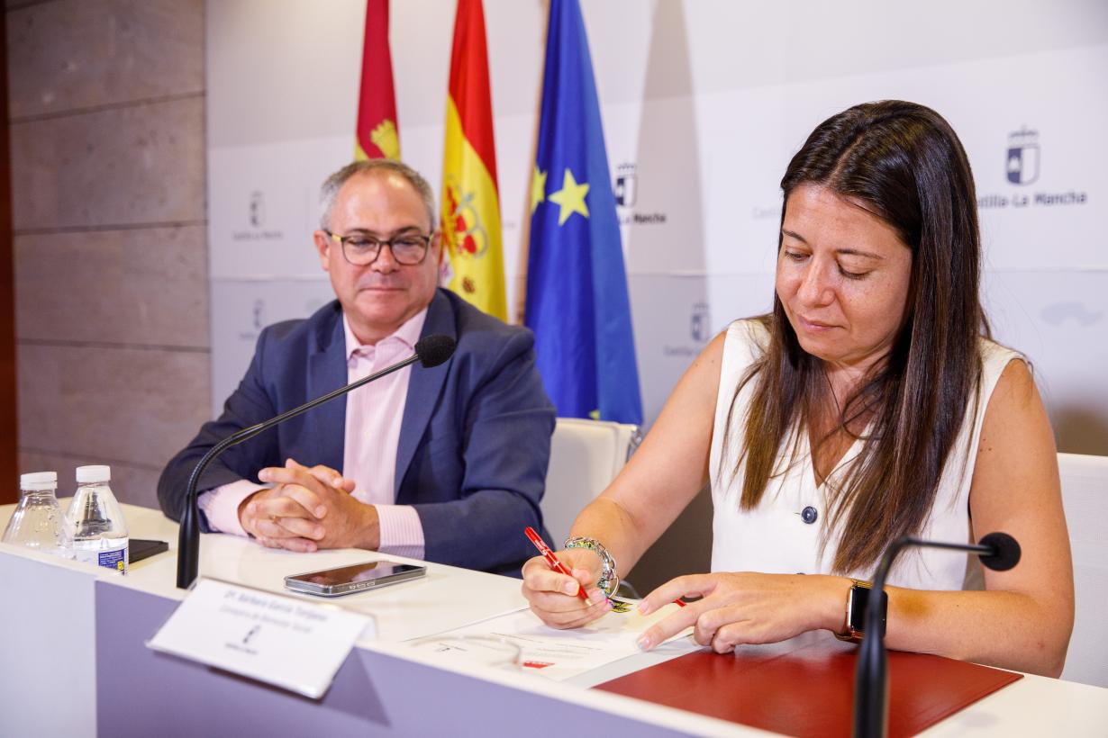 Image 2 of article El Gobierno de Castilla-La Mancha y la UCLM firman un convenio de colaboración para desarrollar programas de investigación en el ámbito de la dependencia