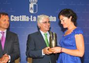 Barreda entrega el Premio Joven Investigadora, a la toledana María Arévalo Villena.