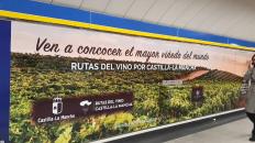 El Gobierno de Castilla-La Mancha promociona las Rutas del Vino regionales en la Puerta del Sol de Madrid, en las instalaciones de Metro