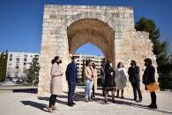 La consejera de Economía, Empresas y Empleo, Patricia Franco, visita el entorno del Arco del Torreón del Alcázar y sus galerías