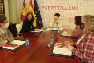 La consejera de Igualdad y portavoz del Gobierno regional, Blanca Fernández, mantiene una reunión de trabajo en el Ayuntamiento con la alcaldesa de Puertollano, Isabel Rodríguez, para abordar las políticas de igualdad en la localidad 